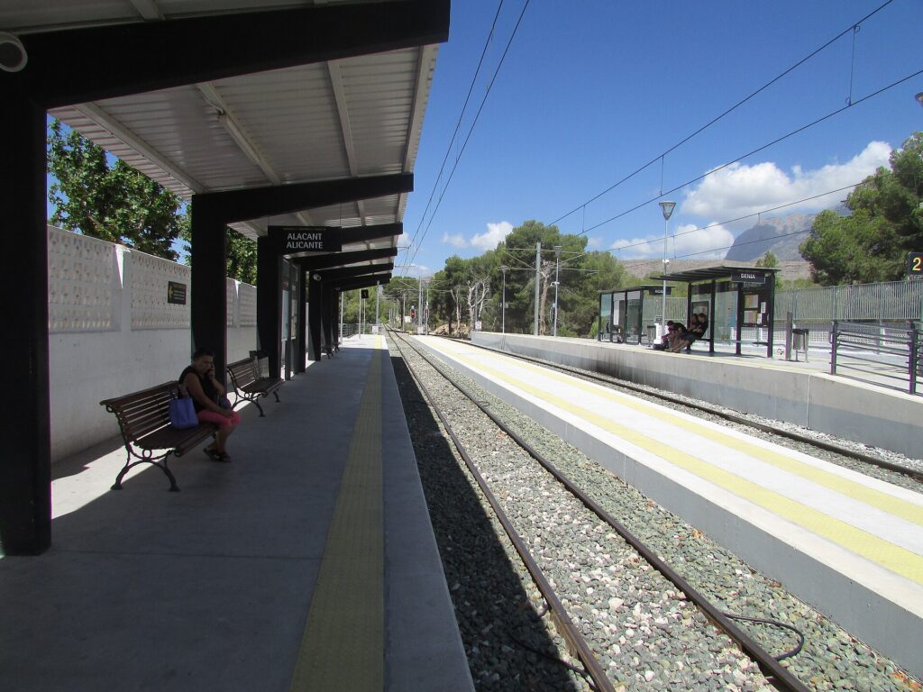 Andenes de la estación de Benidorm