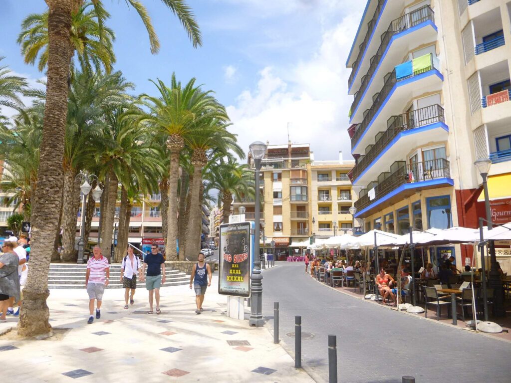Paseo urbano de Benidorm. Imagen representativa con licencia abierta para Benidorm – Fonts de l'Algar.
