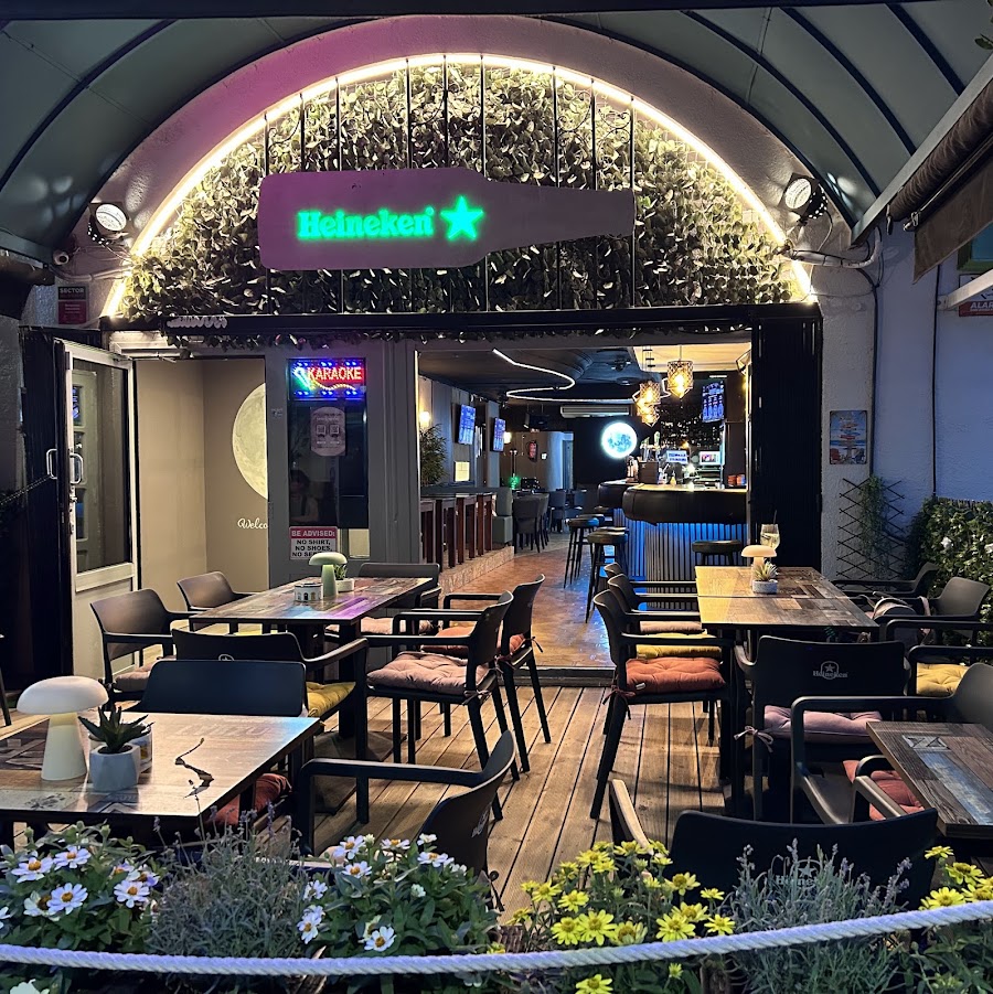 MOON Karaoke & Live Music