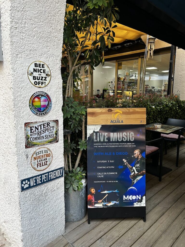 MOON Karaoke & Live Music