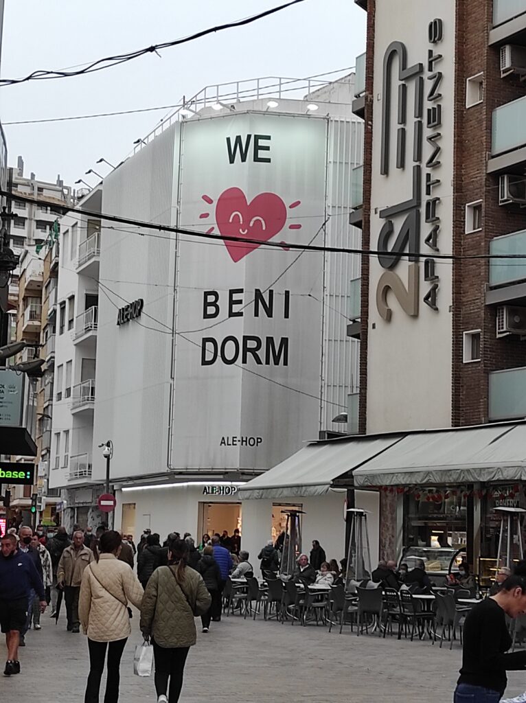 Entorno urbano de Benidorm. Imagen representativa con licencia abierta para Benidorm – La Vila Joiosa.
