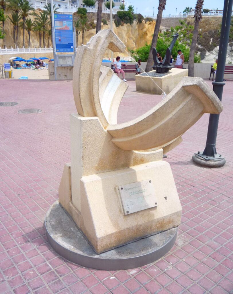 Reloj de sol en el entorno del Paseo de Colón