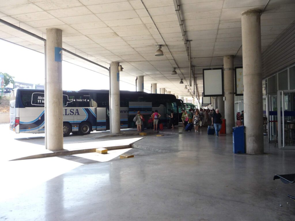 Acceso exterior de la Estación de Autobuses de Benidorm