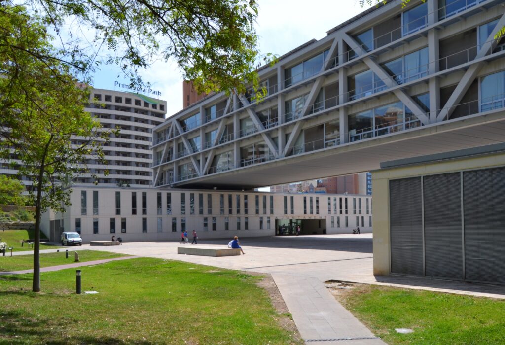 Ayuntamiento de Benidorm junto al Parque de L'Aigüera